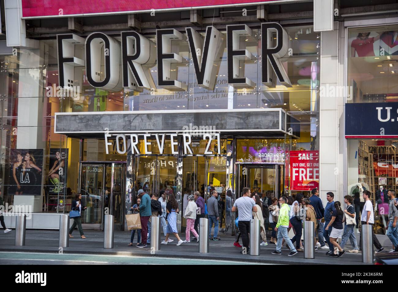 Trendy Forever 21` Bekleidungsgeschäft am Broadway am Times Square, Manhattan, New York City. Stockfoto